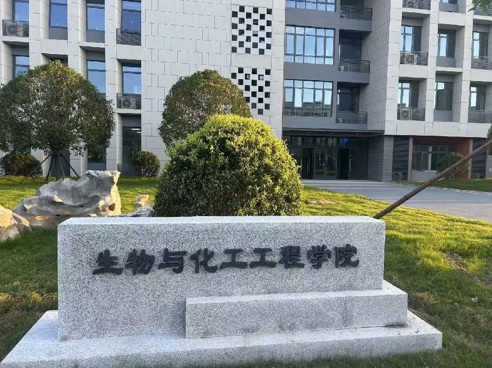 卢氏县扬州职业大学体育场高杆灯项目